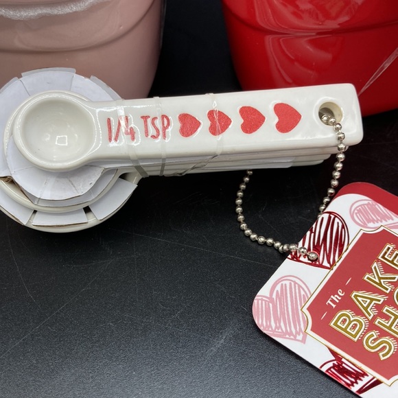 Heart shaped Mini Casserole dish bundle & matching measuring spoons - Picture 2 of 7